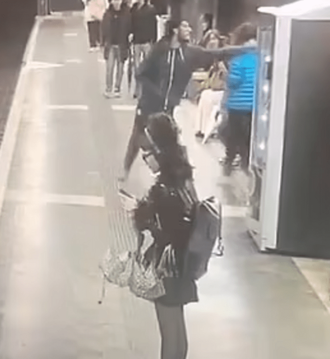 Βαρκελώνη: Η στιγμή που άνδρας επιτίθεται σε γυναίκες σε σταθμό του μετρό