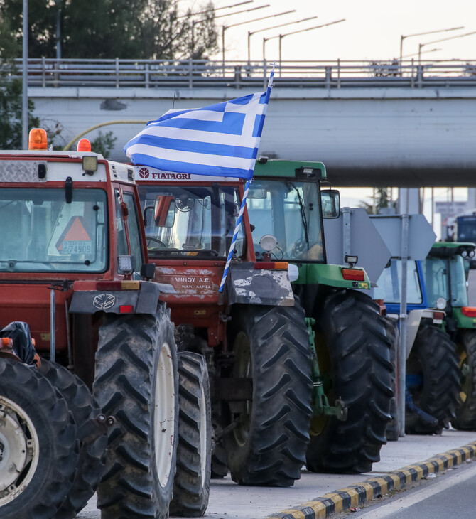 Αγρότες απέκλεισαν το κτήριο της περιφέρειας Δυτικής Μακεδονίας- Και το τελωνείο Καστοριάς