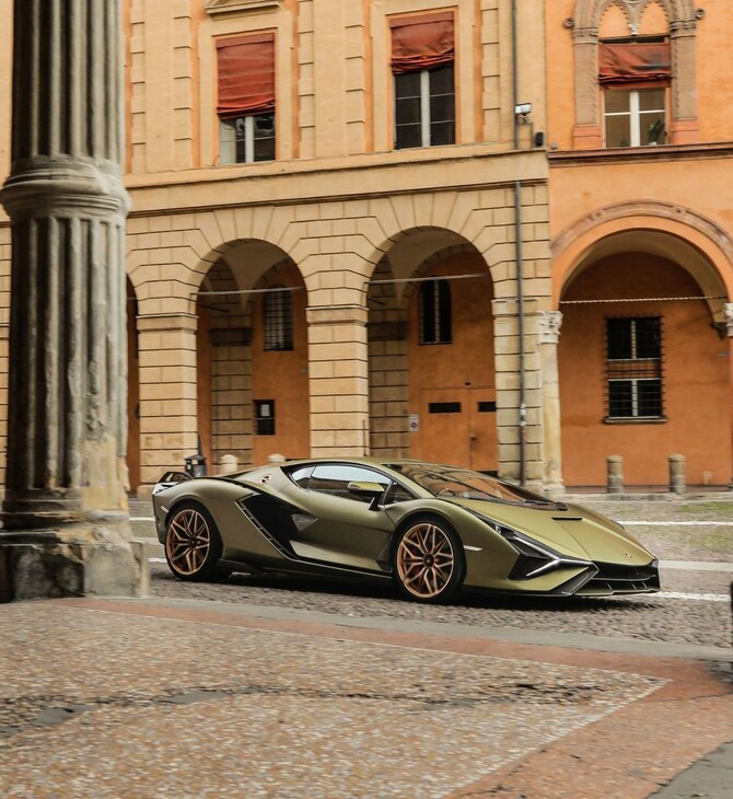 Η πατρίδα της Ferrari και της Lamborghini κατέβασε στα 30 χιλιόμετρα την ώρα το όριο ταχύτητας 