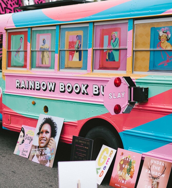 Το πολύχρωμο λεωφορείο βιβλιοθήκη της RuPaul μοιράζει βιβλία για μια πιο ισότιμη Αμερική