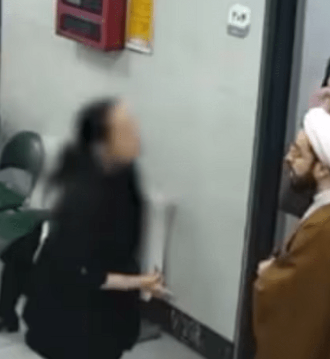Ιράν: Μητέρα χωρίς μαντίλα εναντίον κληρικού που την φωτογραφίζει 