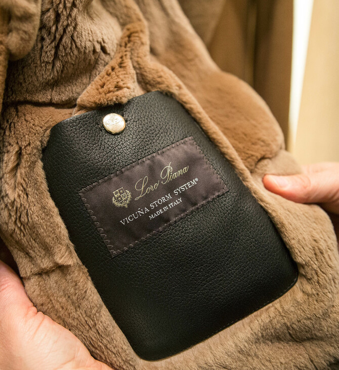 Loro Piana: Όταν η ήσυχη πολυτέλεια της μόδας στηρίζεται στην αθόρυβη εργασιακή «σκλαβιά» 