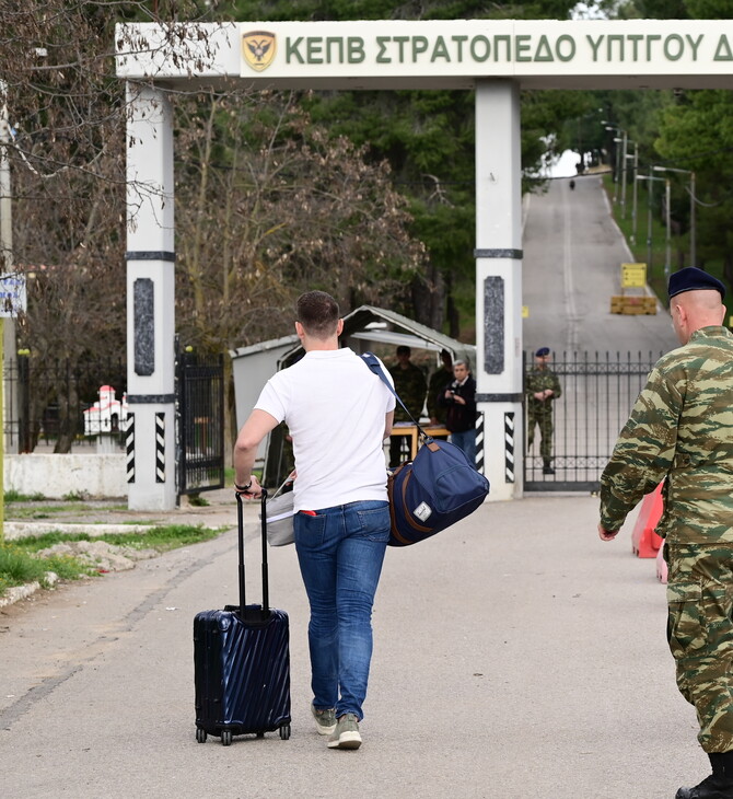 Στέφανος Κασσελάκης: Οι πρώτες εικόνες από την άφιξή του στο στρατόπεδο Θήβας για τη θητεία του