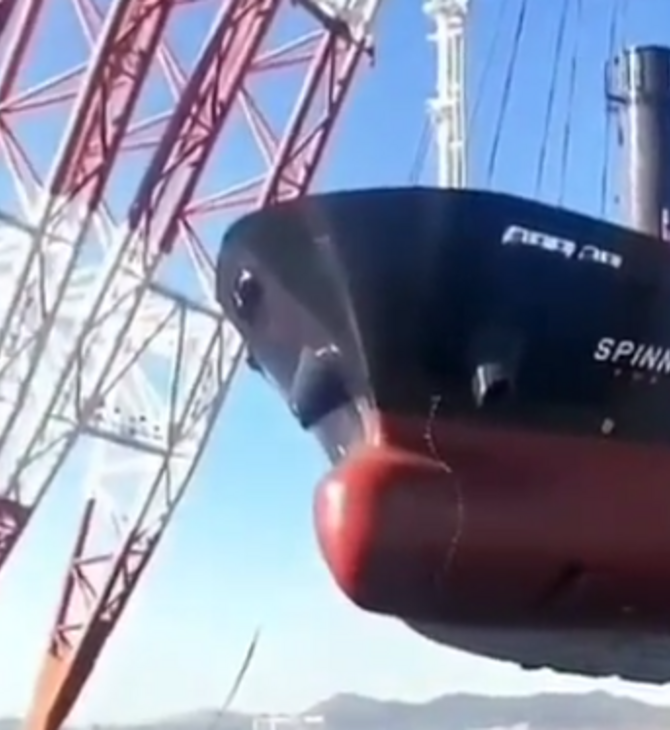 Ο μεγαλύτερος πλωτός γερανός στον κόσμο σε ναυπηγείο στη Νότια Κορέα