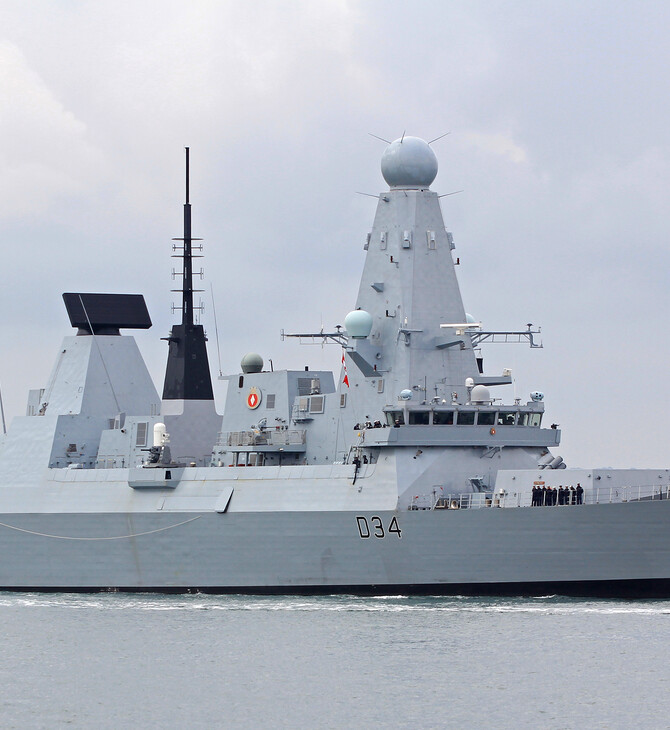 Το BBC πάνω στο «HMS Diamond» καθώς αυτό αντιμετωπίζει επιθέσεις των Χούτι