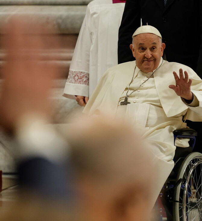 Με αναπηρικό αμαξίδιο ο Πάπας Φραγκίσκος στην πασχαλινή αγρυπνία στο Βατικανό