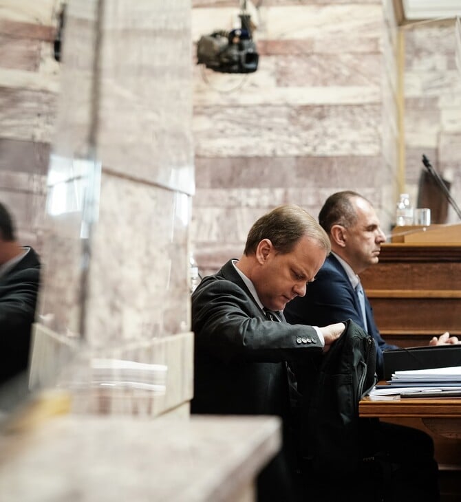 Περί ευθύνης υπουργών και τι ισχύει για τον Καραμανλή και τα Τέμπη