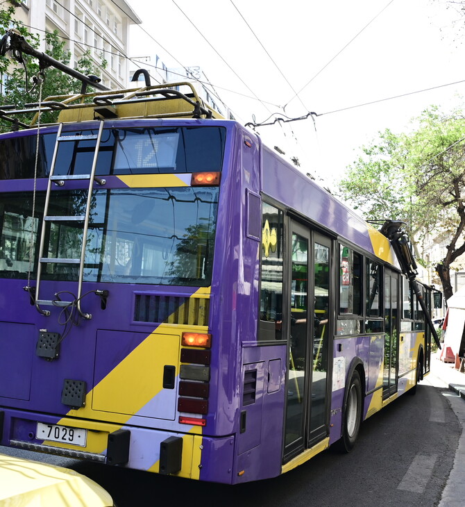 Ατύχημα με τρόλεϊ και τουριστικό λεωφορείο στην Πανεπιστημίου - Έξι τραυματίες