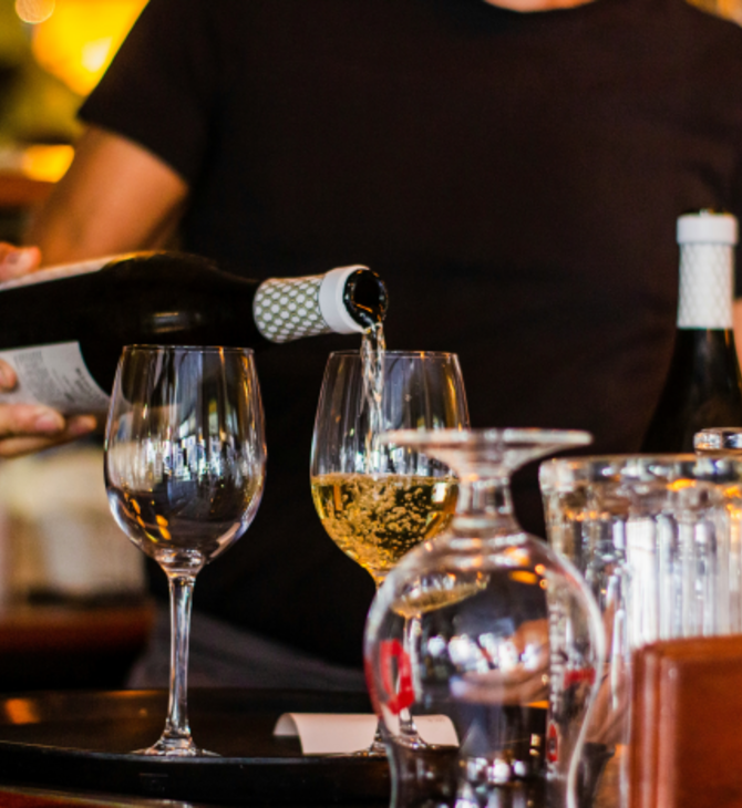 Ιταλία: Εστιατόριο κερνάει μπουκάλι κρασί στους πελάτες που αφήνουν το κινητό τους