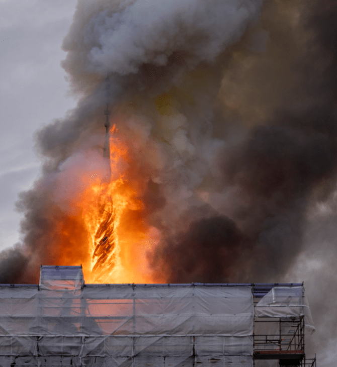 Στις φλόγες η «Notre Dame» της Δανίας: Συγκλονιστικές εικόνες από την καταστροφή του ιστορικού κτιρίου