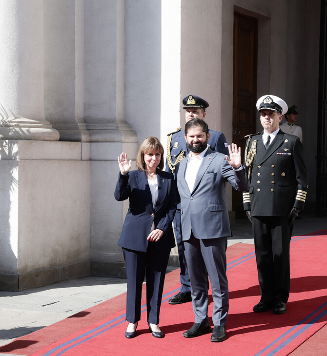 Στη Χιλή η Κατερίνα Σακελλαροπούλου: Δώρισε στο Μουσείο Μνήμης φωτογραφία από το Πολυτεχνείο