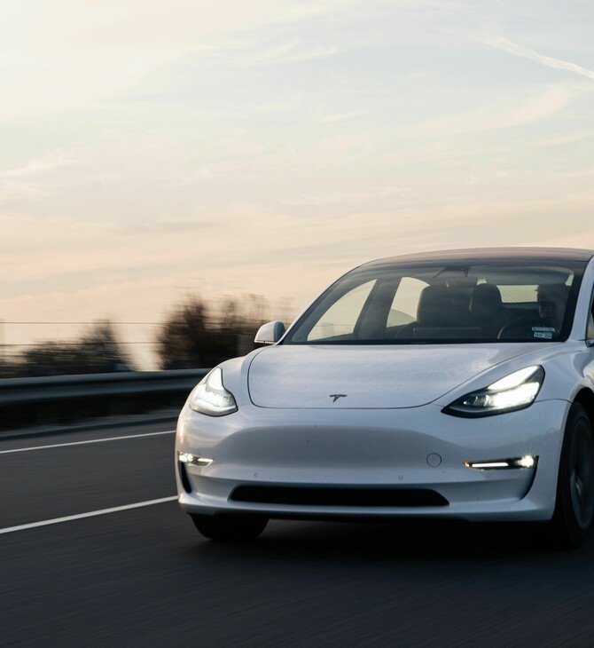Η Tesla «οδηγείται» προς τα φθηνότερα αυτοκίνητα
