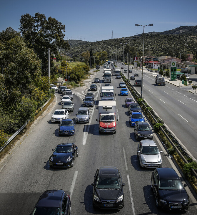 Συνεχίζεται η ταλαιπωρία για τους εκδρομείς- Ιδιαίτερα αυξημένη η κίνηση στην Εθνική οδό Αθηνών-Κορίνθου