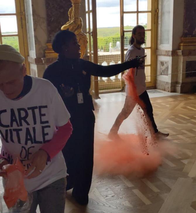 Γαλλία: Ακτιβιστές σκόρπισαν πορτοκαλί σκόνη στο Ανάκτορο των Βερσαλλιών