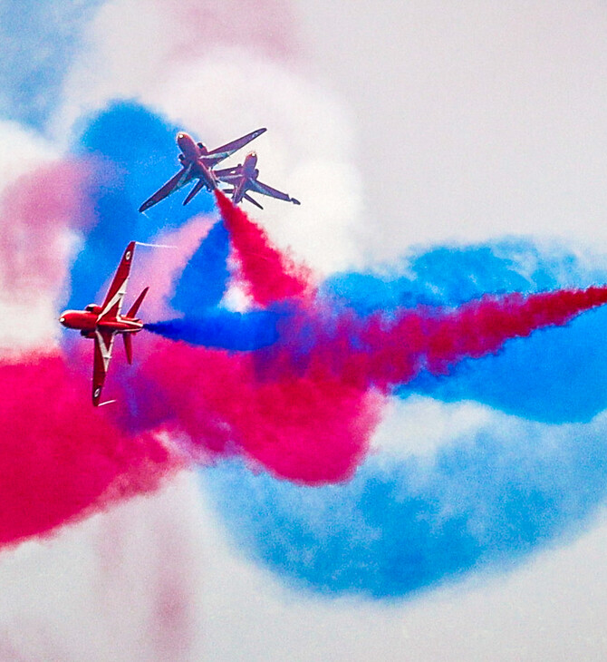 «Red Arrows»: Η εντυπωσιακή επίδειξη από τα αεροσκάφη της Βρετανικής Βασιλικής Αεροπορίας με φόντο την αφρικανική σκόνη