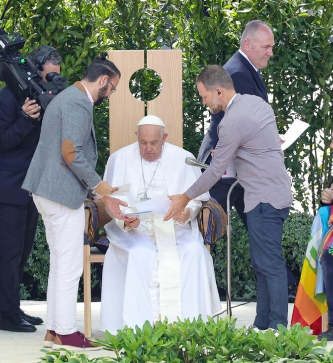 Πάπας Φραγκίσκος: Αγκάλιασε έναν Ισραηλινό και έναν Παλαιστίνιο καταγγέλλοντας την «ιστορική ήττα» του πολέμου