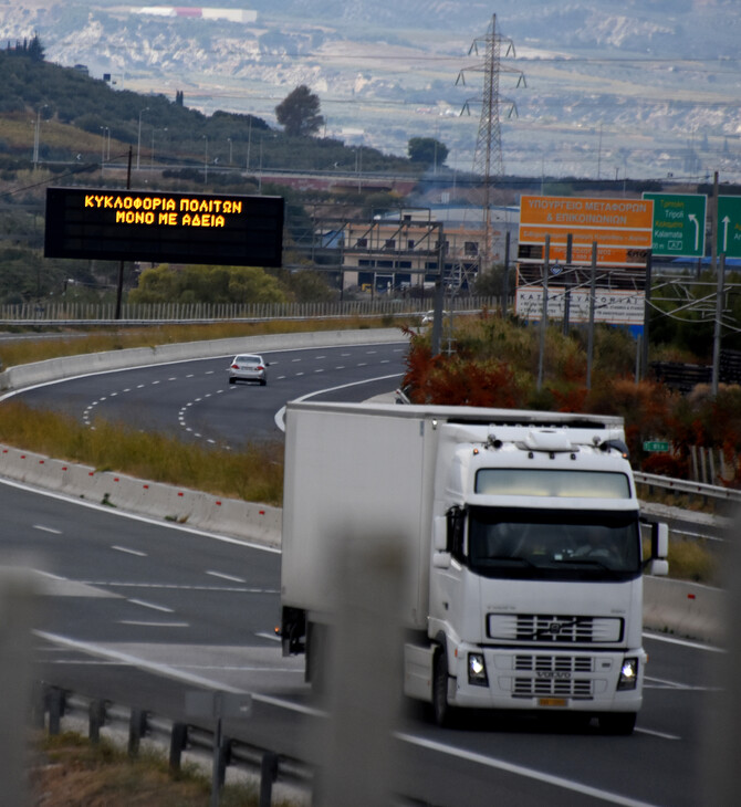 Σύγκρουση βυτιοφόρου με φορτηγό στην Αθηνών-Κορίμθου- Μεγάλο μποτιλιάρισμα στο σημείο