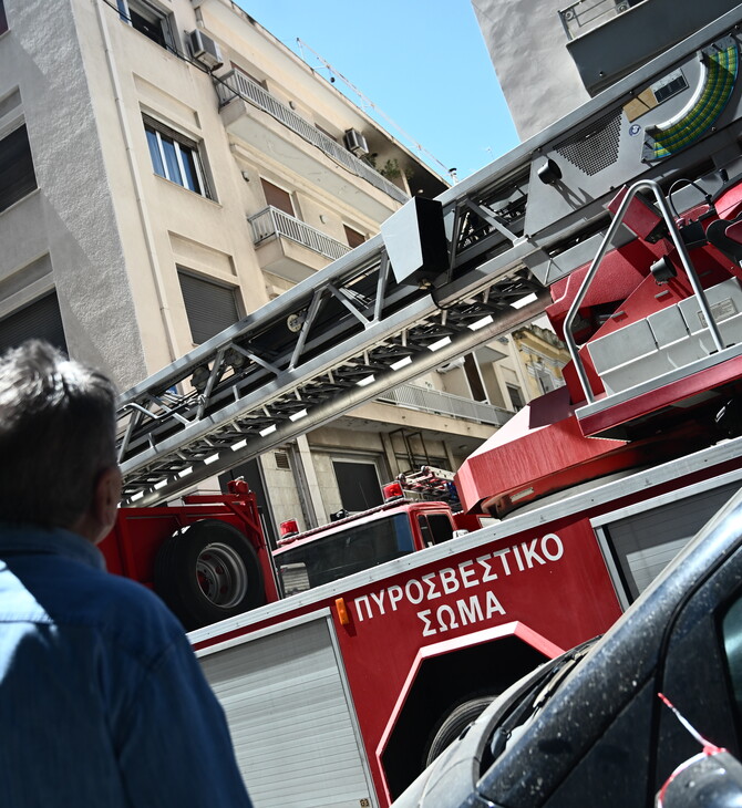 Φωτιά στην Ακαδημίας: Μία νεκρή και ένας άνδρας χωρίς τις αισθήσεις του στο διαμέρισμά τους