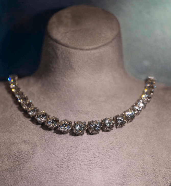 Τα διαμάντια (δεν) είναι παντοτινά: Η Σίρλεϊ Μπάσι πουλάει τα κοσμήματά της