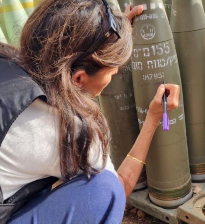 Η Νίκι Χέιλι έγραψε «αποτελειώστε τους» σε οβίδα του ισραηλινού στρατού
