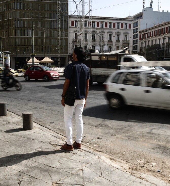 «Δεν ξέρω αν θα βρω το θάρρος να παρελάσω στο Pride»: Η ζωή στην Αθήνα ενός γκέι πρόσφυγα από τη Γάζα 