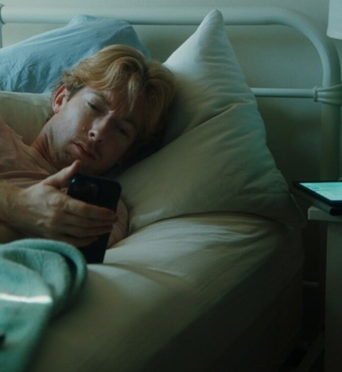 See Saw: Μια αιχμηρή, σκοτεινή κωμωδία θίγει τα ζητήματα της ιδιωτικής ζωής και της θέασης