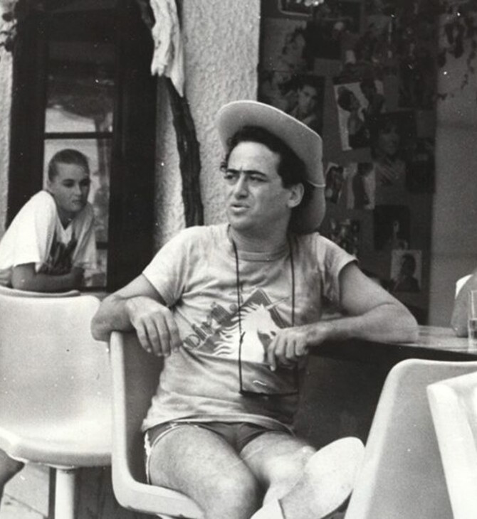 «Στο κάμπινγκ»: Ξαναβλέποντας την πιο κλασική σειρά του ελληνικού καλοκαιριού 