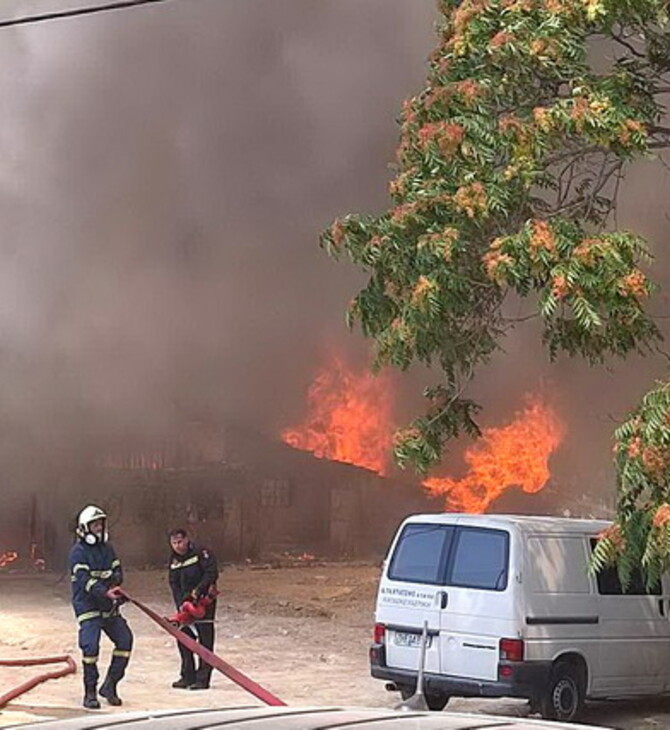 Φωτιά τώρα σε κτήριο στο Μοσχάτο - 112 για επικίνδυνους καπνούς
