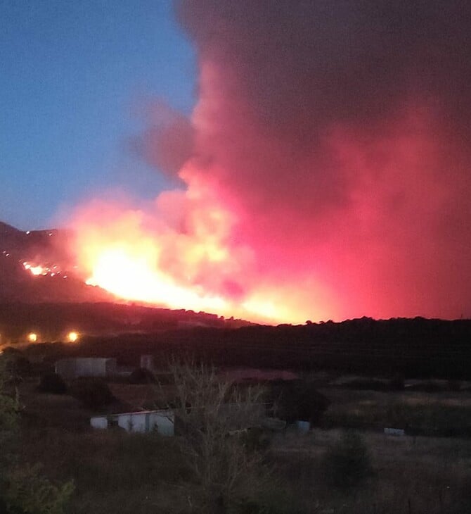 Μαίνεται η φωτιά στο Δίστομο: Καίει δύσβατο σημείο