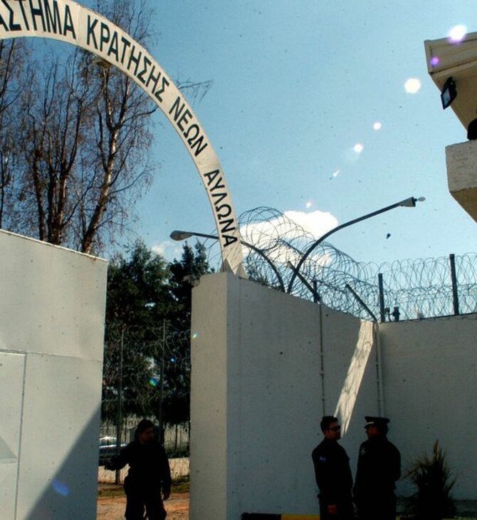 Επιχείρηση της ΕΛΑΣ στις φυλακές νέων Αυλώνα - Βρέθηκαν αυτοσχέδια όπλα και 15 κινητά
