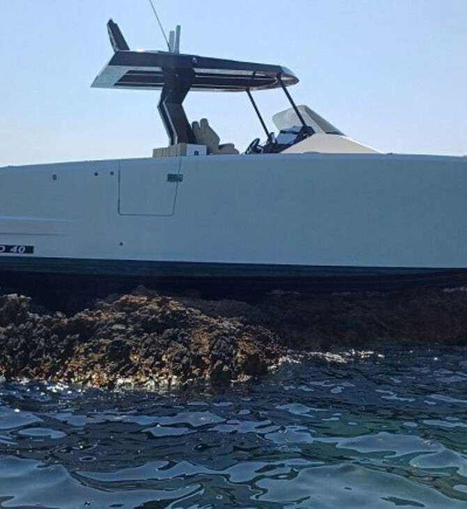 Πάρος: Σκάφος «πάρκαρε» στα βράχια της Νάουσας