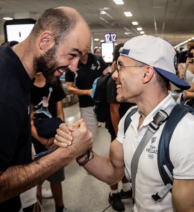 Εικόνες από τη θερμή υποδοχή της Εθνικής Μπάσκετ Ανδρών και του Πετρούνια στο αεροδρόμιο