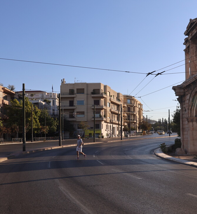 Η άδεια Αθήνα τον Δεκαπενταύγουστο μέσα από τον φωτογραφικό φακό