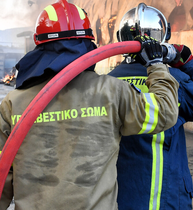 Ασπρόπυργος: Τέθηκε υπό έλεγχο η φωτιά στο εργοστάσιο