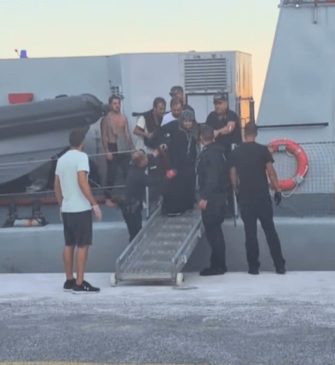 Τουρκική πρεσβεία στην Αθήνα: Αναληθές ότι είναι δική μας υπάλληλος η γυναίκα που αντέδρασε για τους μετανάστες στην Τήλο
