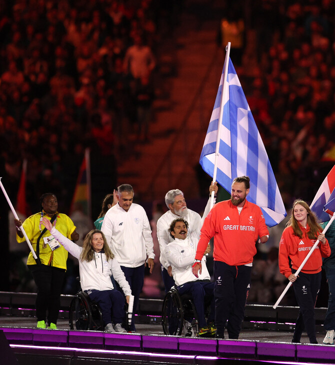 Παραολυμπιακοί Αγώνες: Σταματοπούλου και Τσαπατάκης μπαίνουν με την ελληνική σημαία στο Stade de France