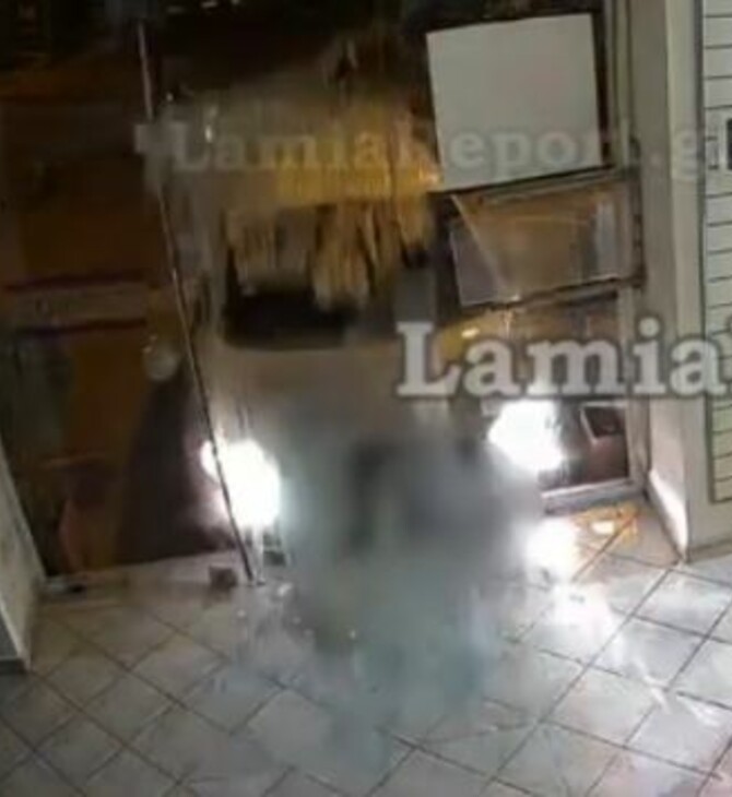 Λαμία: Αυτοκίνητο «καρφώθηκε» σε γραφείο τελετών