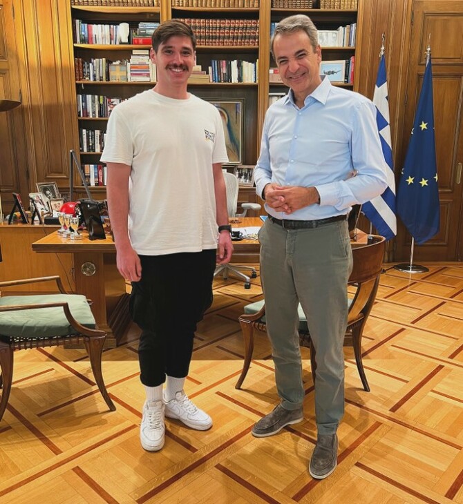 Ο Μητσοτάκης κάλεσε στο Μαξίμου τον Εύζωνα που δάκρυσε στην τελευταία του σκοπιά