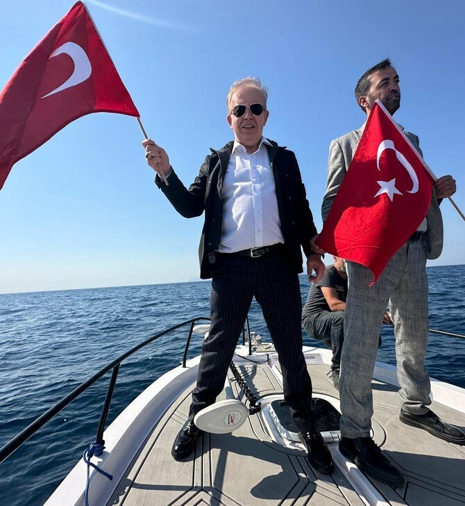 Σκηνικό Ιμίων ανοιχτά της Ζουράφας: Σε βίντεο ο «πατέρας» του τουρκολιβυκού μνημονίου ανοίγει τουρκική σημαία