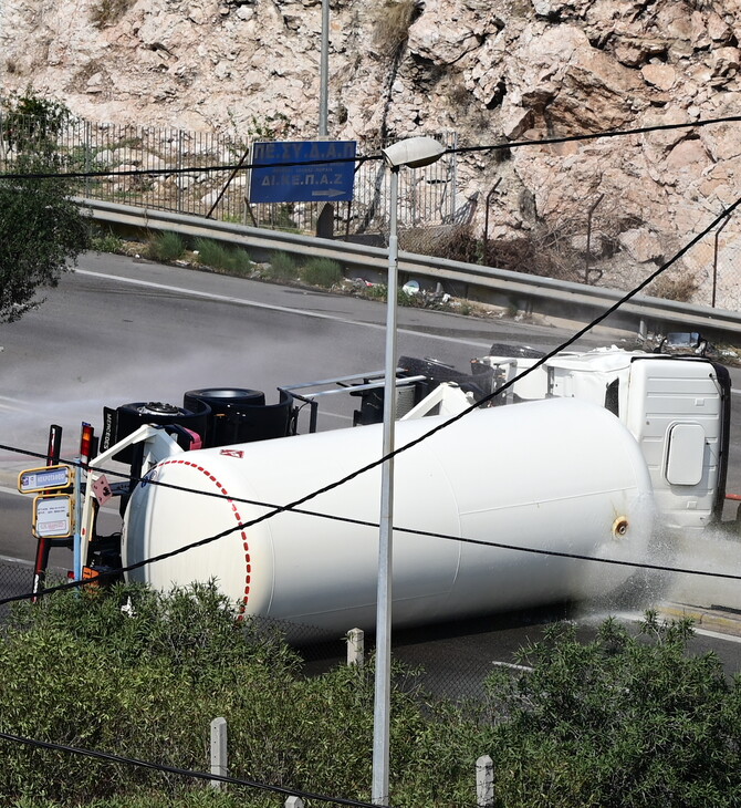 Ανατροπή βυτιοφόρου στη Λεωφόρο Σχιστού - Διακόπηκε η κυκλοφορία