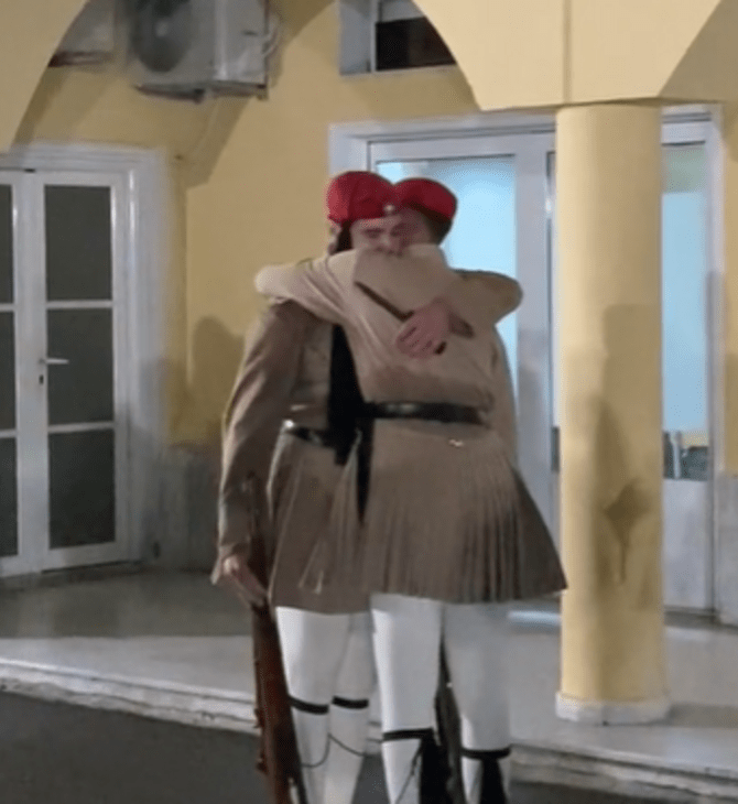 Το συγκινητικό αντίο στον δακρυσμένο εύζωνα της Προεδρικής Φρουράς από το ταίρι του: «Τιμή μου που σε γνώρισα»