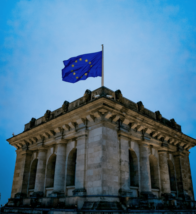 Έκθεση προειδοποιεί για νέα κλειστή και ξενοφοβική στροφή στην ΕΕ