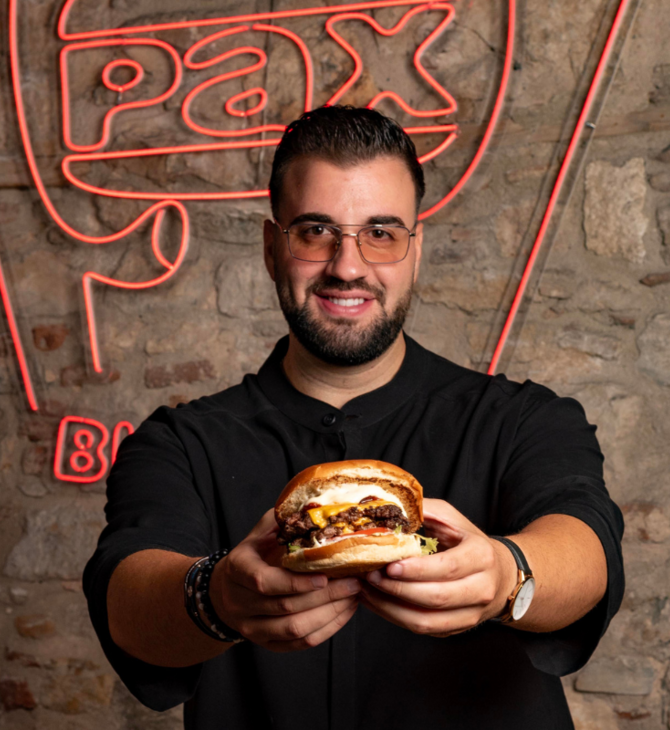 ΠΑΞΜΑΝ @ PAX Burgers: To νέο smashed burger του Σταύρου Βαρθαλίτη θα σε κάνει να το ζητάς ξανά και ξανά