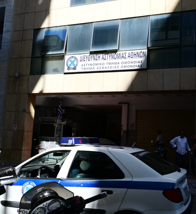 Ομόνοια: Ο 29χρονος που βρέθηκε κρεμασμένος στο αστυνομικό τμήμα ήταν μαζί με άλλα 11 άτομα στα κρατητήρια