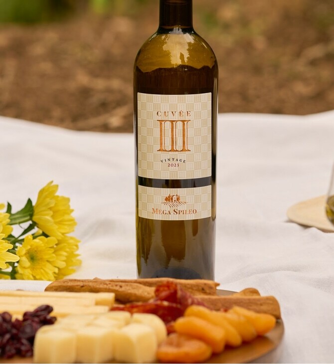 Cuvee III Μέγα Σπήλαιο: Ένα εκρηκτικό blend από τους χαρισματικούς αμπελώνες της ορεινής Αιγιάλειας