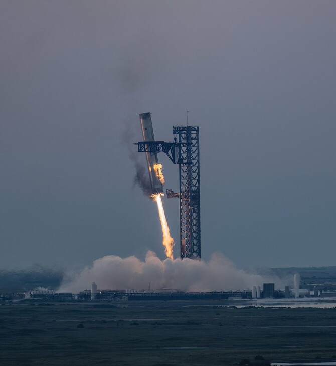 Ιστορική πρωτιά για την SpaceX: Αναχαίτισε μέρος πυραύλου μετά την εκτόξευση