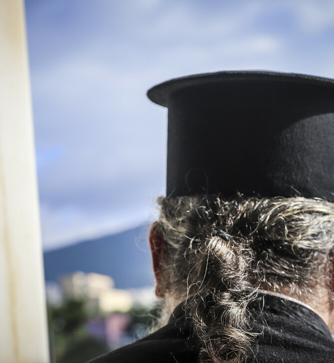 Ιερέας «λέει» τα χαρτιά σε πιστούς μέσα στην εκκλησία