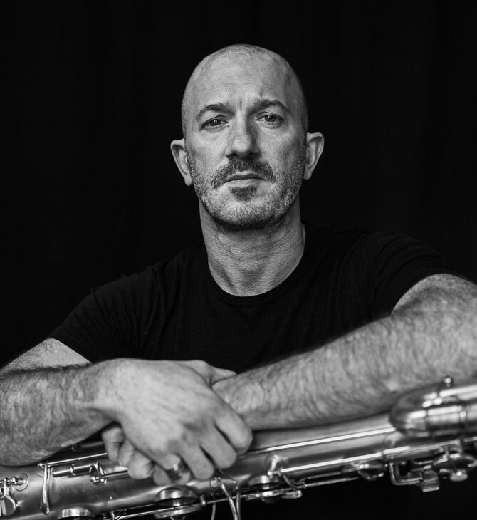 Colin Stetson: Από τις απαιτήσεις ενός αιωνόβιου μπάσου σαξοφώνου σε μουσική για ταινίες τρόμου όπως το «Hereditary»
