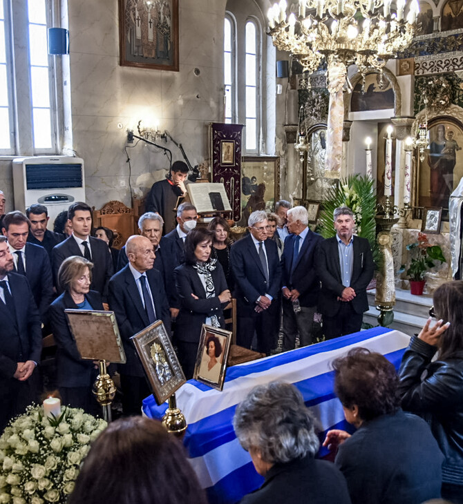 Η κηδεία της Βάσως Παπανδρέου στο Αίγιο - Παρόντες Σημίτης, Λαλιώτης και Ανδρουλάκης