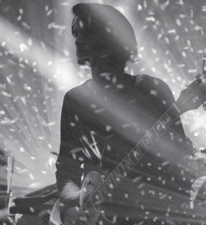 Ο μπασίστας των Radiohead απαθανάτιζε στιγμές του συγκροτήματος, εντός και εκτός σκηνής